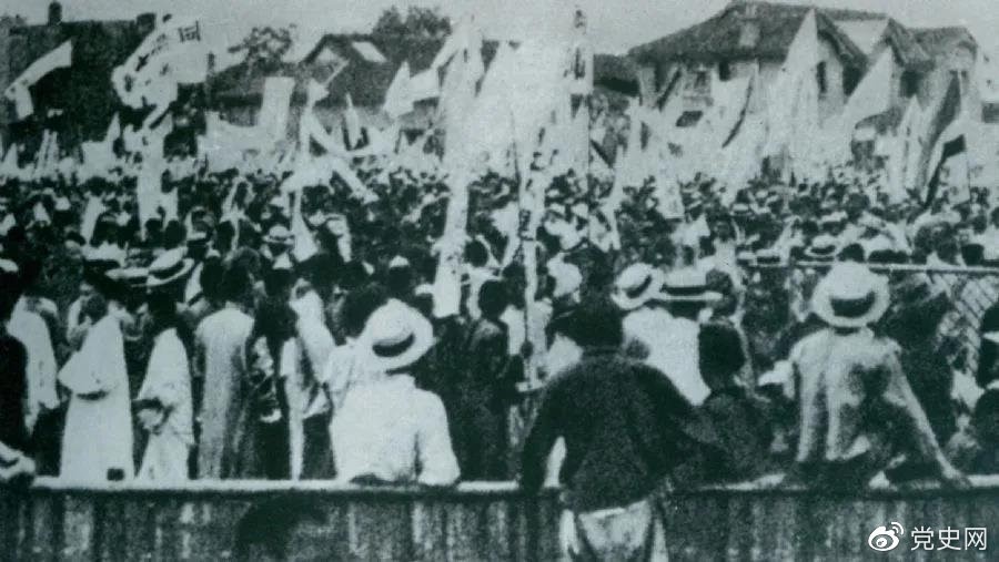 1925年5月30日，上海爆发了反帝爱国的五卅运动，掀起了全国范围大革命高潮。